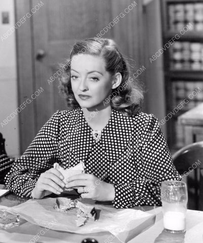 candid Bette Davis enjoys a sandwich for lunch 8b20-16227