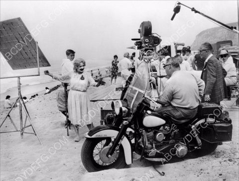 Bette Davis and film crew on location film Whatever Happened to Baby Jane 8b20-16248