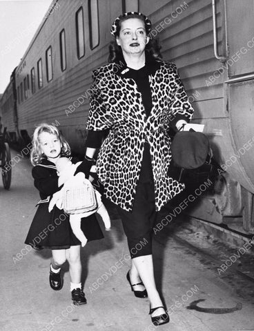 Bette Davis and her daughter catch a train 8b20-16265