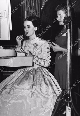 Bette Davis putting on makeup film Juarez 8b20-16266