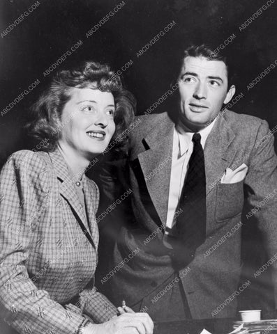great candid Bette Davis Gregory Peck for radio I think 8b20-16272