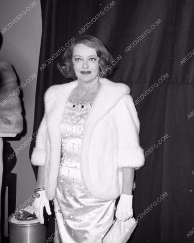 candid Bette Davis at some event 8b20-16275