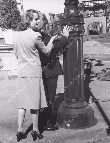 candid Carole Lombard Alfred Hitchcock on set film Mr. and Mrs. Smith 8b20-16769