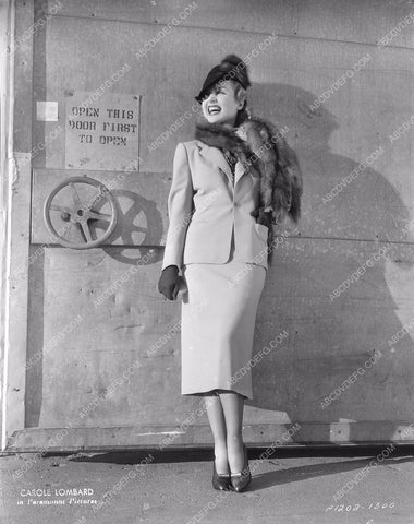 gorgeous Carole Lombard on the Paramount Studios backlot 8b20-16798