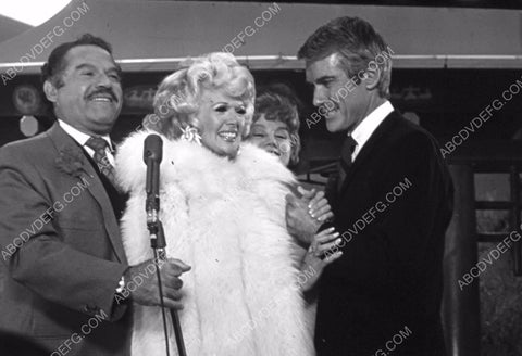 Shelley Winters and Connie Stevens 8b20-16833
