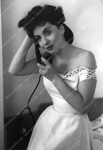 lovely Gina Lollobrigida on the telephone 8b20-16922
