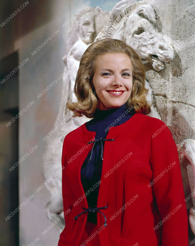 lovely Honor Blackman in front of some Grecian art 8b20-16948