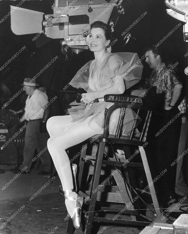 candid Cyd Charisse sitting behind the scenes w the movie cameras and equipment 8b20-17019