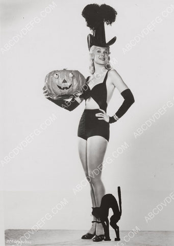 Adele Jergens sexy Halloween pinup with black cat jack-o-lantern 8b20-1704