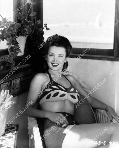 beautiful Carole Landis in her new swimsuit 8b20-17079