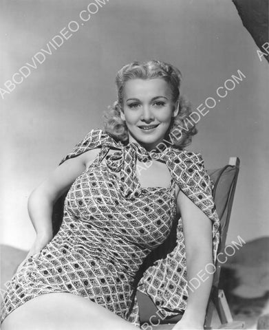 beautiful Carole Landis in her new swimsuit 8b20-17084