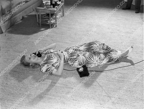 candid Carole Landis on the telephone 8b20-17107