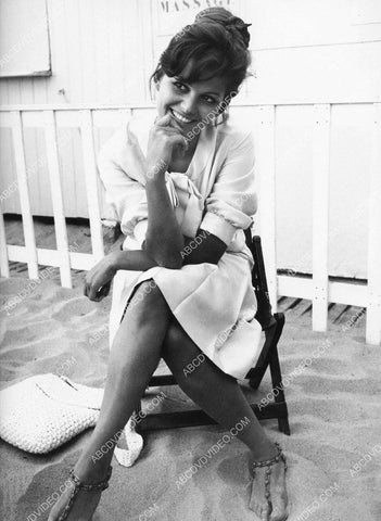 candid Claudia Cardinale 8b20-17148