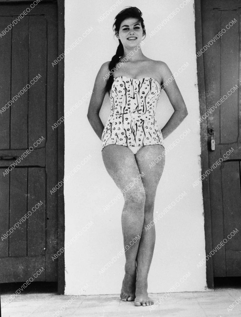 8b20-17166 shapely Claudia Cardinale in her new swimsuit at the beach  8b20-17166