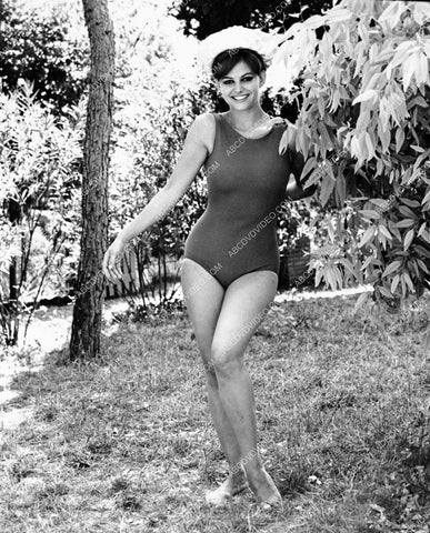 beautiful Claudia Cardinale out in the garden 8b20-17170