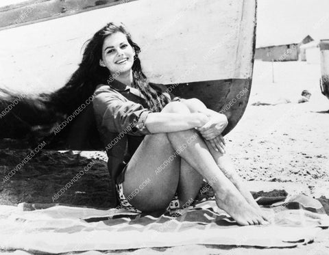 Claudia Cardinale spends a day at the beach 8b20-17172