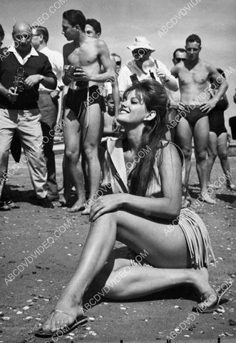 beach goers w cameras surround Claudia Cardinale for some snapshots 8b20-17189