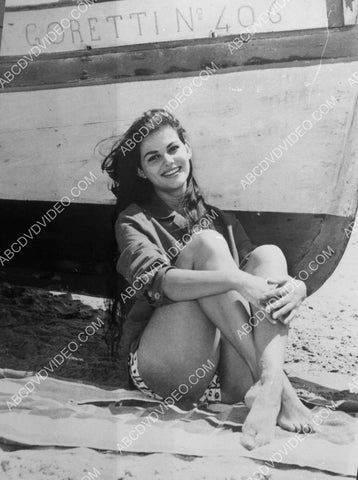 Claudia Cardinale goes to the beach 8b20-17194