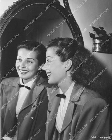 lovely Gail Russell in front of the mirror 8b20-17385