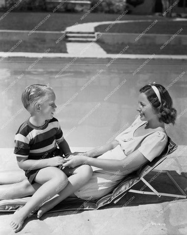 Barbara Stanwyck w her son at the swimming pool 8b20-17431