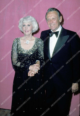 candid Barbara Stanwyck w William Holden 8b20-17436