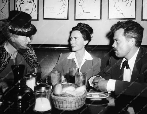Agnes Moorehead dines w Orson Welles at Brown Derby restaurant 8b20-1744