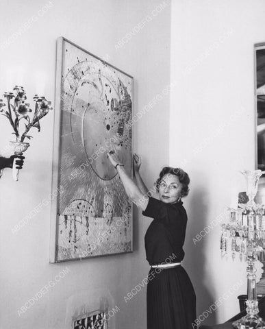 Agnes Moorehead admiring a piece of art 8b20-1750