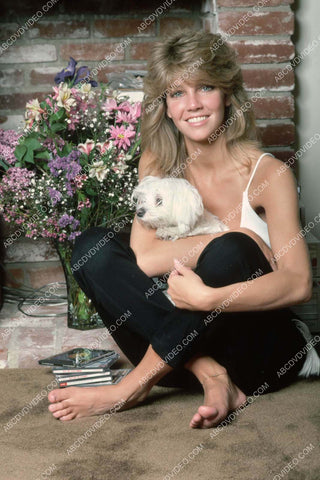 Heather Locklear posing with her dog 8b20-17561