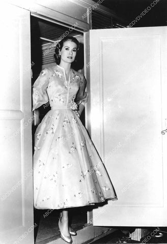Grace Kelly coming out of her dressing room 8b20-17601