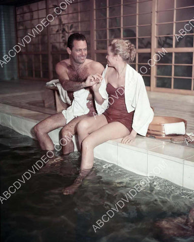 Grace Kelly William Holden dangle their feet in the pool 8b20-17620
