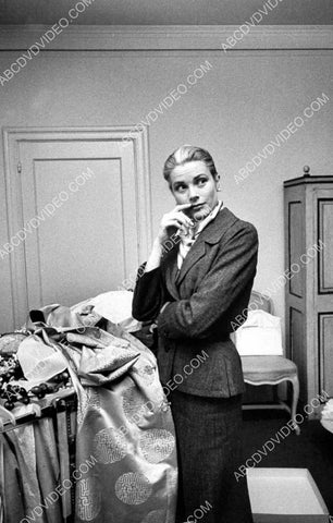 Grace Kelly deciding what to wear 8b20-17639