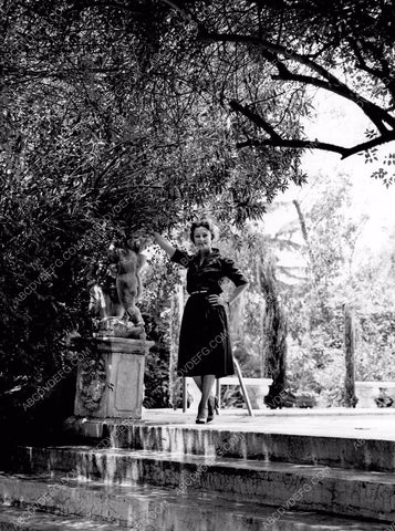 Agnes Moorehead strolls around outdoors 8b20-1766