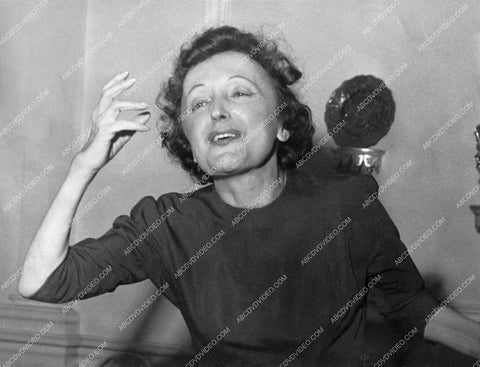 singer Edith Piaf giving an interview 8b20-17733