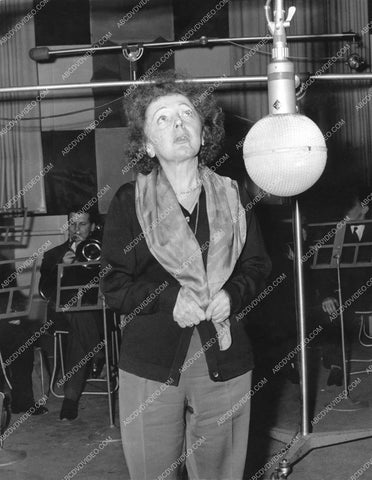 Edith Piaf in the recording studio 8b20-17738