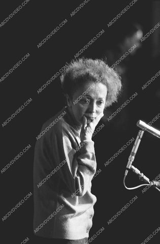 Edith Piaf at the microphone 8b20-17743