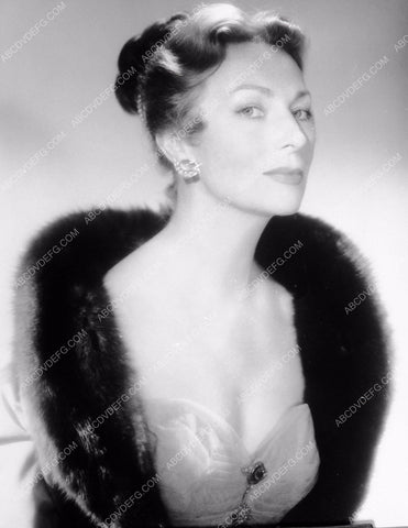 Agnes Moorehead in fur portrait 8b20-1784