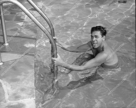 Howard Keel enjoys a dip in the swimming pool 8b20-18023