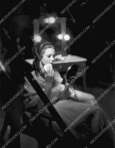 candid Heather Angel does a quick makeup check 8b20-18076