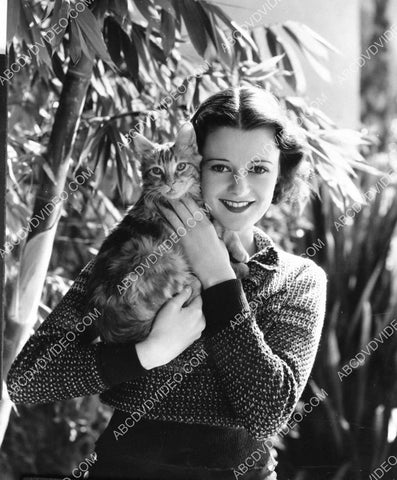 Heather Angel posing with her cat 8b20-18077