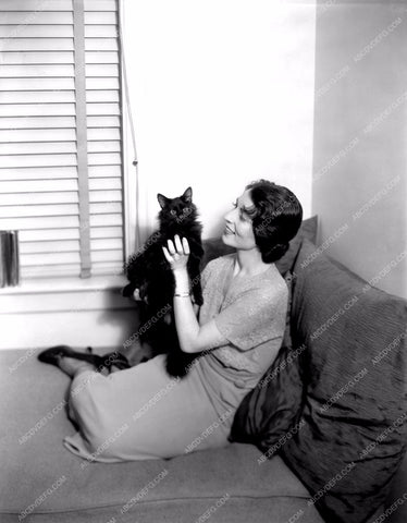candid Agnes Moorehead playing with her cat 8b20-1807