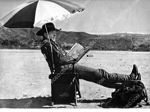 Jack Lord reading script between takes TV Stoney Burke 8b20-18139