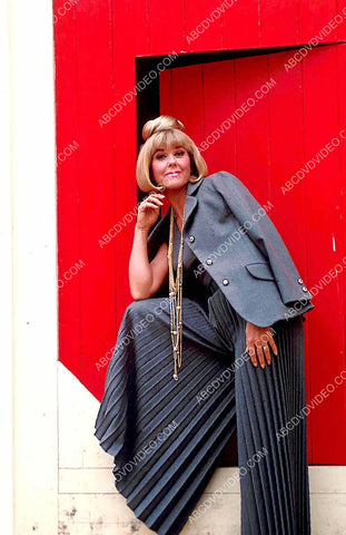Doris Day sporting her new fashion 8b20-18191