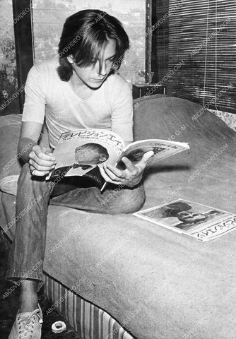candid David Cassidy looking over some foreign magazines 8b20-18249