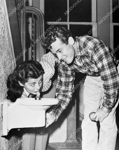 Gail Russell Guy Madison at the drinking fountain 8b20-18389