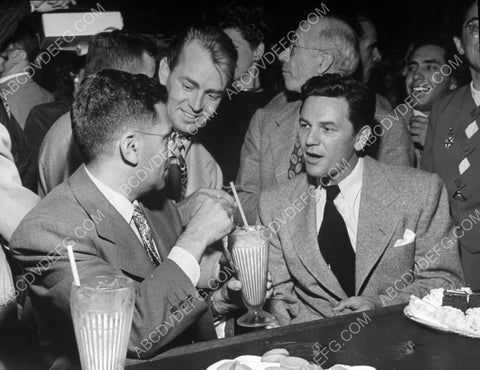 Alan Ladd John Garfield and friend enjoy milk shakes 8b20-1838