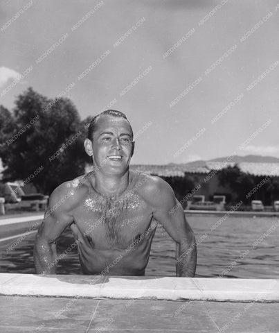 athletic Alan Ladd all wet getting out of the pool 8b20-1846