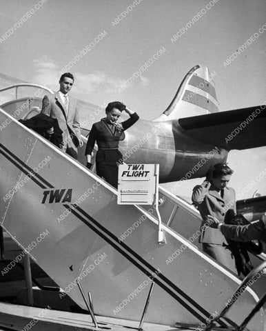 candid Jill Corey getting off her TWA flight on the tarmac 8b20-18590