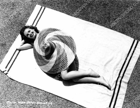 beautiful Janet Blair laying under a giant sun hat 8b20-18605