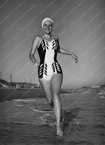 Alexis Smith in swimwear running on the beach 8b20-1864