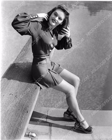 Alexis Smith in summer wear on the diving board by the pool 8b20-1875